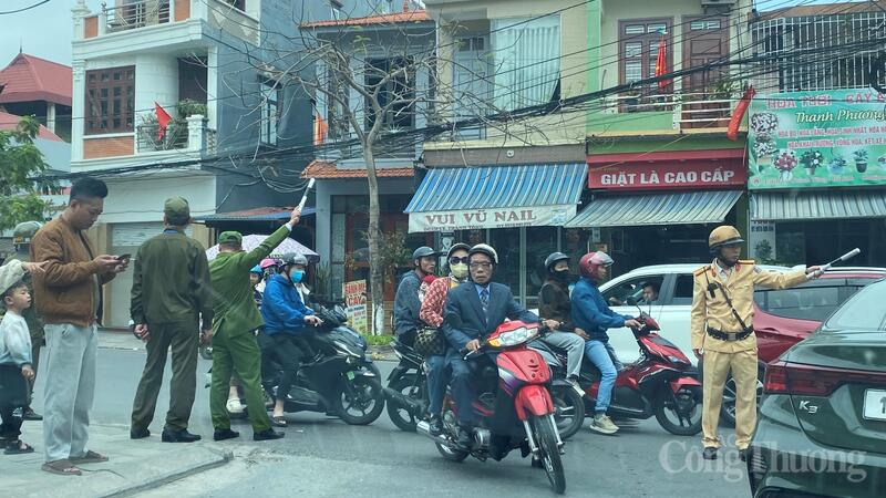 Lực lượng an ninh, cảnh sát giao thông điều tiết giao thông đoạn đường Lý Thánh Tông rẽ vào khu di tích để hạn chế lượng xe ô tô cá nhân.