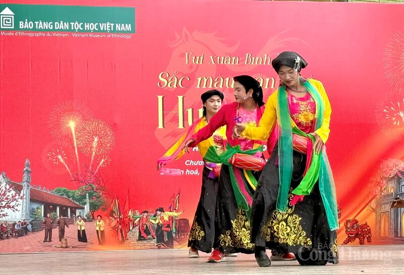 Múa bồng dân gian mang tính giải trí gắn liền với lễ hội Chử Đồng Tử. Ảnh: Diệu Anh