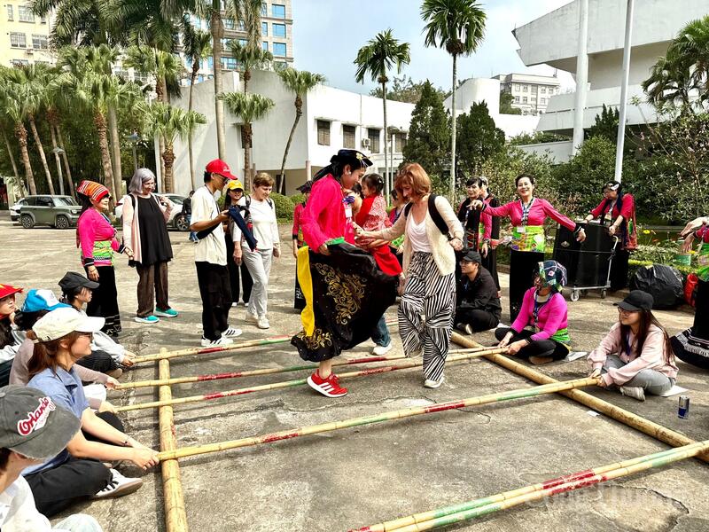 Múa sạp sôi động. Ảnh: Diệu Anh