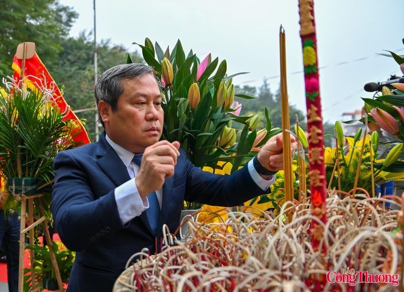 Lãnh đạo TP. Hà Nội dâng hương tại đền thờ Hoàng đế Quang Trung tại Di tích Quốc gia đặc biệt Gò Đống Đa.