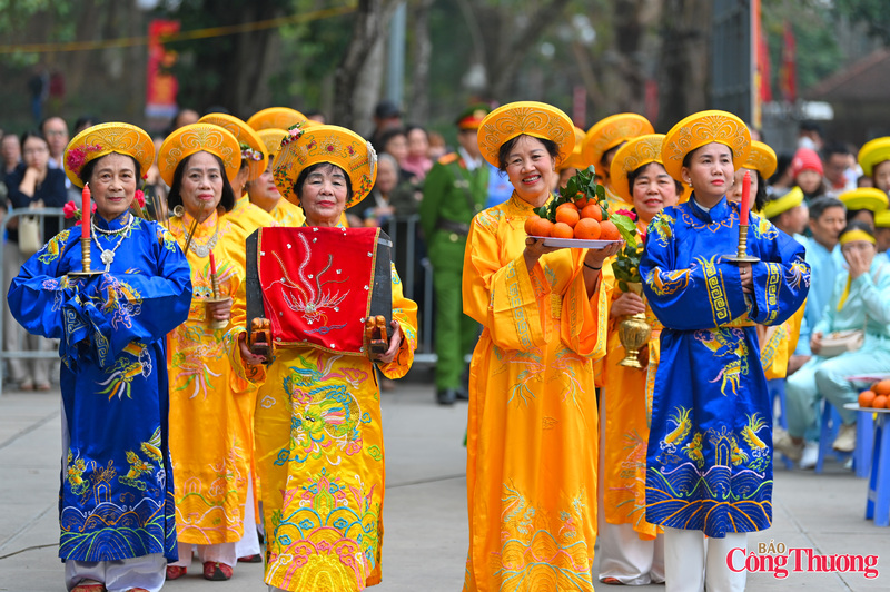 Trong không khí phấn khởi, lễ hội diễn ra với nghi thức truyền thống trang trọng.