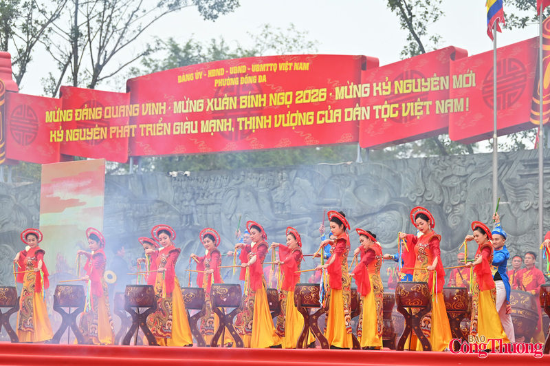 Sau lễ dâng hương và dâng hoa trước tượng đài, đền thờ Vua Quang Trung, các đại biểu cùng nhân dân đã ôn lại trang sử oanh liệt mùa xuân Kỷ Dậu 1789.