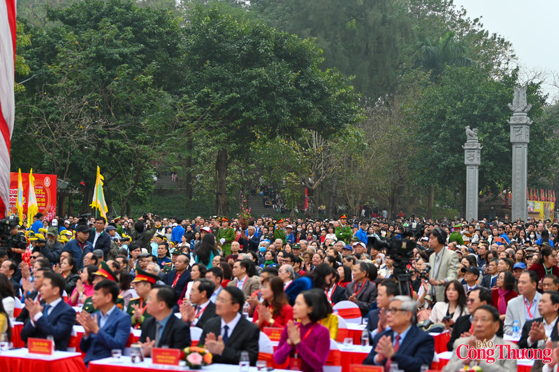 Hàng nghìn người dân và du khách có mặt tại Công viên Văn hóa Đống Đa để chờ đón xem Lễ kỷ niệm 237 năm Chiến thắng Ngọc Hồi - Đống Đa.