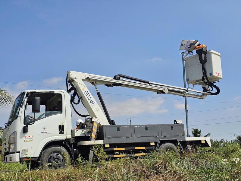 Đội ngũ kỹ sư Công ty Điện lực Lâm Đồng triển khai lắp hệ thống chiếu sáng tại vùng nông thôn. Ảnh: Lê Sơn