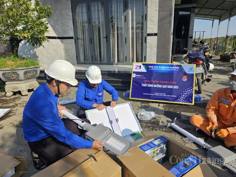 Công trình "Thắp sáng đường quê" của Đoàn thanh niên PC Lâm Đồng góp phần xây dựng nông thôn an toàn, văn minh và hiện đại. Ảnh: Lê Sơn