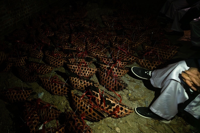 Gà đen - theo quan niệm dân gian, mua được gà đen ở chợ âm dương làng Ó sẽ gặp may mắn cả năm.