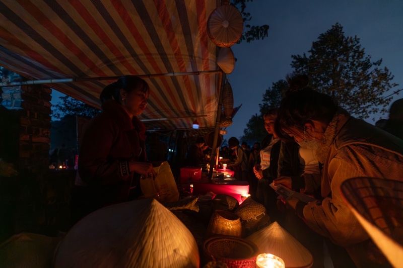 Chợ không sử dụng đèn sáng mà chỉ có một số ngọn nến nhỏ bé soi hàng. Những người đi chợ không nói cười ồn ào vì sợ những linh hồn hoảng sợ, làm mất đi sự tôn nghiêm của không gian trong chợ. Tại đây, người mua không mặc cả, người bán không ra giá.