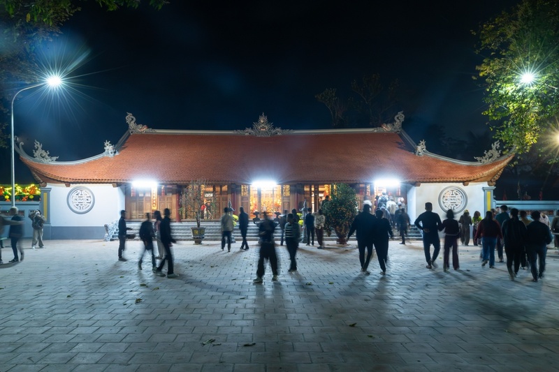 Rất nhiều người đã cùng nhau về làng Ó để cầu may mắn, bày tỏ nỗi nhớ quê hương và lòng thương nhớ đối với những người đã khuất.