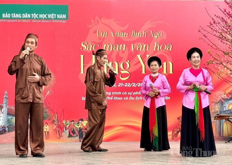 Tiết mục hát trống quân Dạ Trạch phô tài nghệ đối đáp của các cư dân nông nghiệp. Ảnh: Diệu Anh