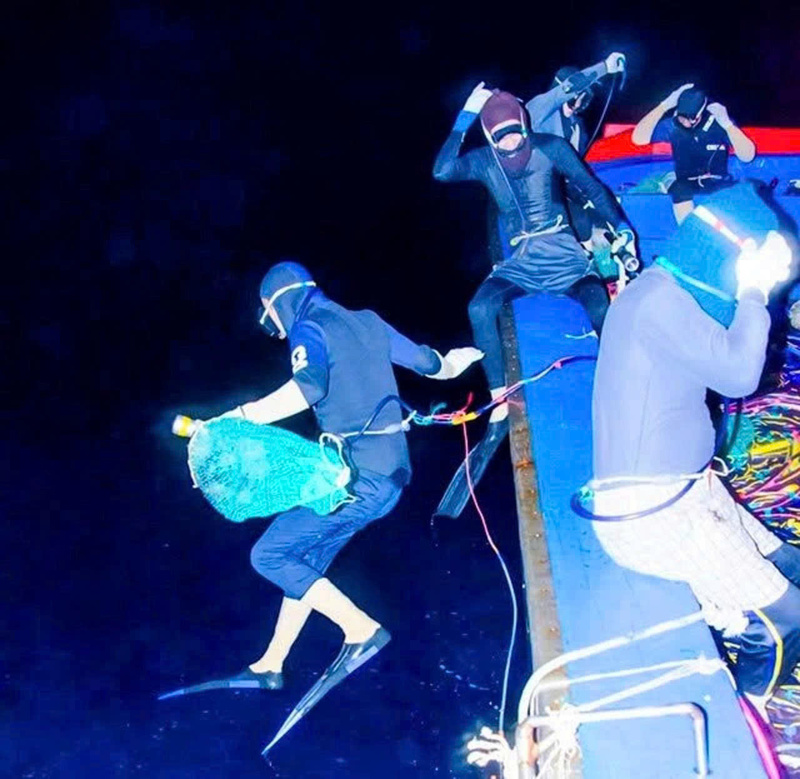 Một ca lăn đêm của các ngư dân. Ảnh: Nguyễn Dương