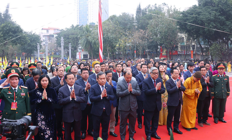 Các đại biểu dâng hương và hoa trước tượng đài, đền thờ Vua Quang Trung. Ảnh: Linh Phạm