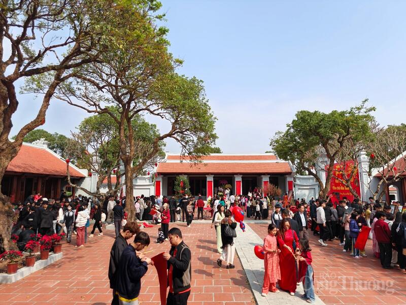 Khuôn viên Văn miếu chật kín người tham quan, xin chữ và thưởng lãm không gian văn hóa truyền thống đầu năm mới.
