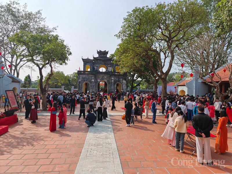 Triển lãm thu hút sự tham gia của đông đảo người dân.