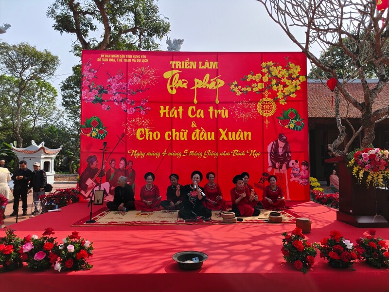 Tiết mục hát ca trù được biểu diễn trong khuôn khổ triển lãm, góp phần tạo nên không khí xuân đậm đà bản sắc dân tộc.