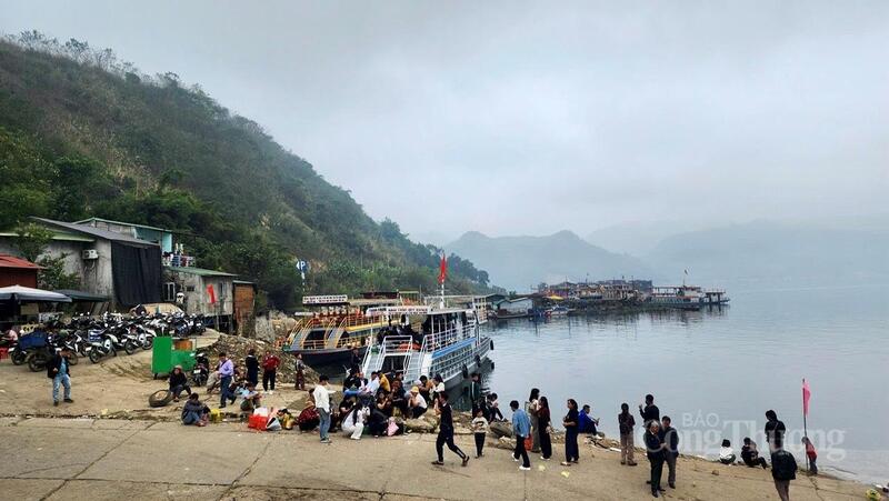 Việc siết chặt quản lý tàu du xuân trên hồ Thủy điện Hòa Bình trong mùa lễ hội, góp phần xây dựng hình ảnh mùa lễ hội văn minh, an toàn. Ảnh: Đức Hải