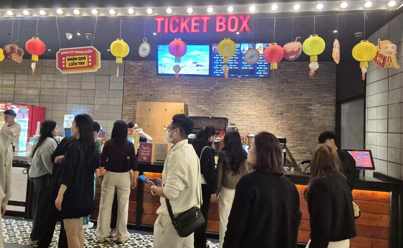 Tại rạp CGV Vinh Centre, từ 8 giờ sáng đã có đông người đến mua vé xem phim. Ảnh: Mai Liễu