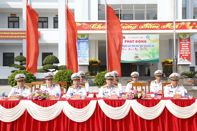 Đại tá Phạm Anh Tuấn - Tư lệnh Vùng 3 Hải quân (thứ tư từ trái qua) dự chỉ đạo lễ phát động Tết trồng cây tại Lữ đoàn 161.