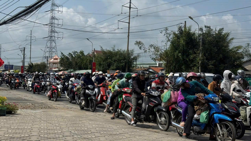 Dòng xe từ miền Tây hướng về TP. Hồ Chí Minh đông kín.