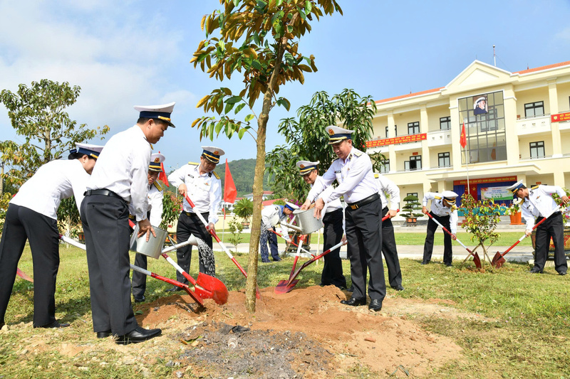 Chuẩn đô đốc Nguyễn Đăng Tiến - Bí thư Đảng ủy, Chính ủy Vùng 3 Hải quân cùng cán bộ, chiến sĩ trồng, chăm sóc cây tại Trung đoàn 351.