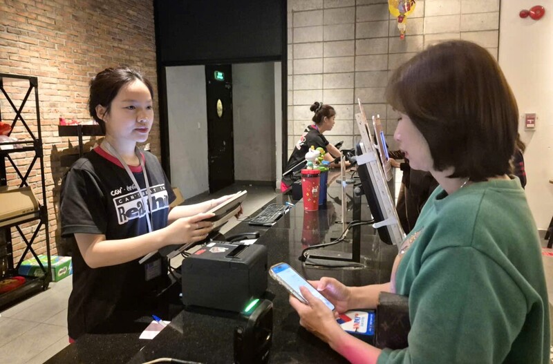 Khán giả xem danh sách phim Tết để lựa chọn. Ảnh: Mai Liễu