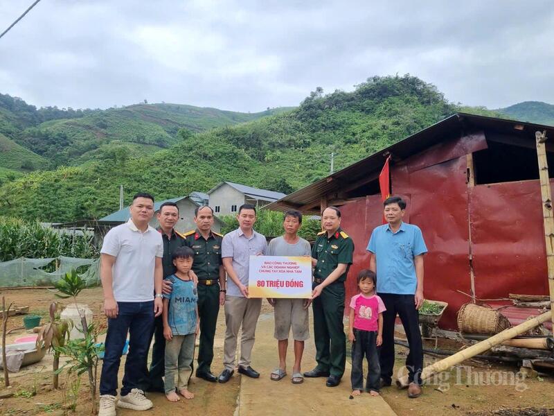 Báo Công Thương phối hợp với doanh nghiệp hỗ trợ 80 triệu đồng cho gia đình có hoàn cảnh khó khăn để xóa nhà tạm tại Lào Cai.