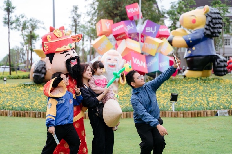 Các khu đô thị được trang trí đẹp mắt, thu hút người dân đến tham quan, chụp ảnh