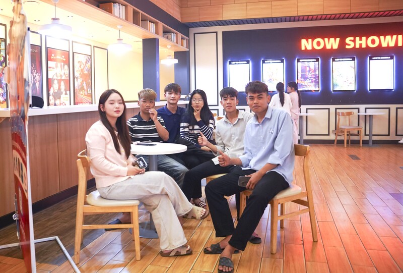 Từng nhóm bạn trẻ rủ nhau đi xem phim. Ảnh: Mai Liễu