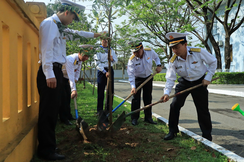 Đại tá Vũ Đình Hiển - Phó Tư lệnh, Tham mưu trưởng Vùng cùng cán bộ, chiến sĩ trồng, chăm sóc cây tại cơ quan Bộ Tư lệnh Vùng 3 Hải quân.