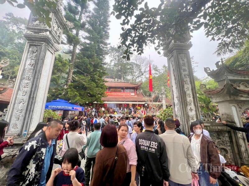 Mỗi độ xuân về, dòng người từ khắp nơi lại tìm về đất Tổ, hòa mình vào không khí linh thiêng, rộn ràng của các lễ hội, tạo nên một bức tranh du lịch tâm linh – văn hóa đầy sức sống.