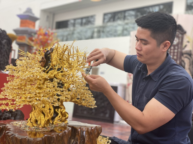 Nghệ nhân Trần Điền Điền thao tác nghề tại Hội chợ Mùa Xuân. Ảnh: Hải Linh