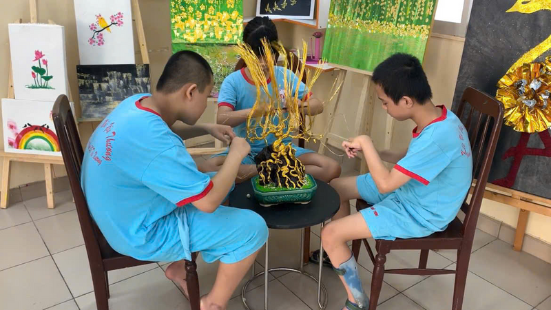 Nghệ nhân Trần Điền Điền đã truyền dạy nghề thủ công cho trẻ em tự kỷ, giúp các em có cơ hội hoà nhập, tự nuôi sống bản thân. Ảnh: Nhân vật cung cấp