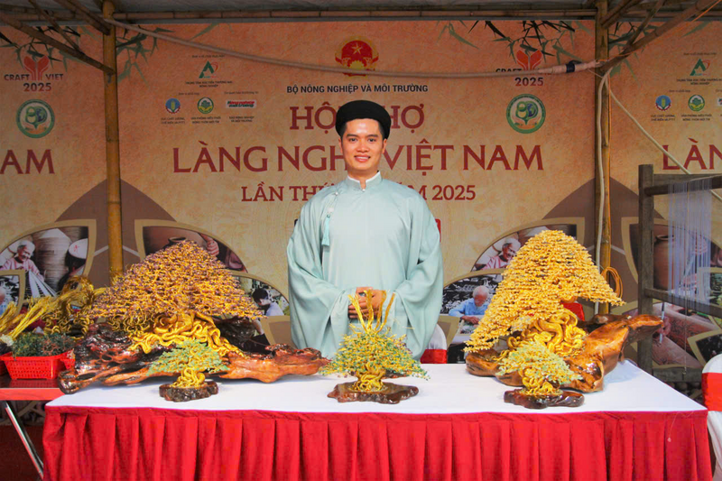 Nghệ nhân trẻ Trần Điền Điền thường xuyên tham gia các sự kiện lớn nhằm quảng bá nghề thủ công tinh xảo này. Ảnh: Nhân vật cung cấp
