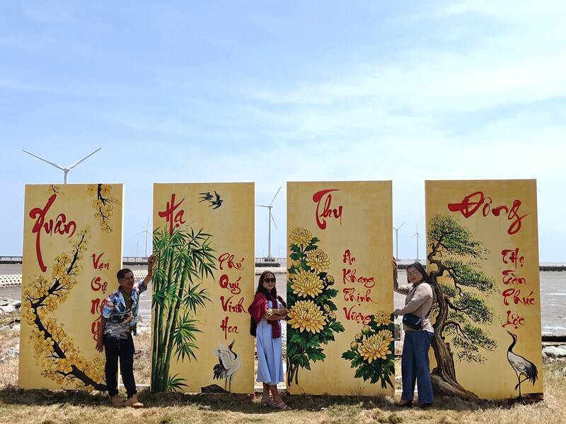 Khách du lịch check-in tại Điện gió Bạc Liêu (tỉnh Cà Mau). Ảnh: NVCC