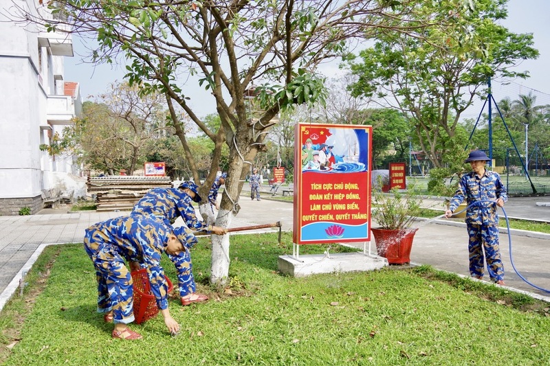 Cán bộ, chiến sĩ Trung tâm huấn luyện Chuyên môn kỹ thuật nghiệp vụ chăm sóc vườn hoa, cây cảnh trong khuôn viên đơn vị.