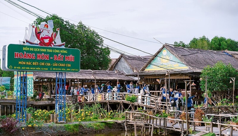 Điểm du lịch sinh thái cộng đồng Hoàng Hôn (xã Đất Mũi) thu hút du khách đến trải nghiệm. Ảnh: Báo Cà Mau