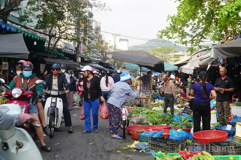 Nhiều tiểu thương tranh thủ mở bán phía bên ngoài chợ và cho biết sẽ vào đúng quầy sạp từ ngày mai (23/2, tức mùng 7 Tết).