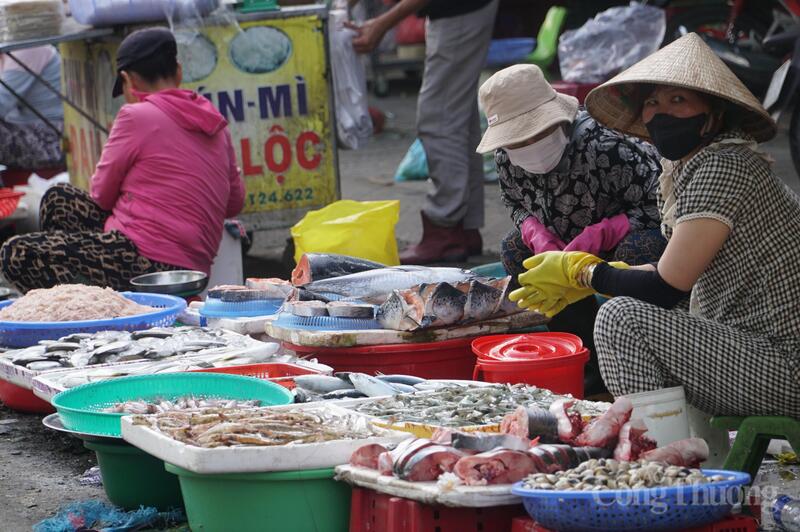 Giá các loại tôm từ 200.000 - 300.000 đồng/kg tùy kích cỡ, cá basa 100.000 đồng/kg, cá chim 140.000 đồng/kg, cá lóc (cá quả) 65.000 đồng/kg, cá diêu hồng 65.000 - 70.000 đồng/kg, tép biển (tép moi) 100.000 đồng/kg...