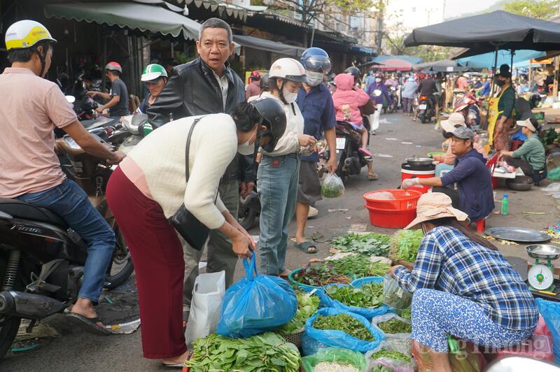 Nhiều tiểu thương các chợ truyền thống tại TP. Đà Nẵng ngành hàng thực phẩm tươi sống, rau hành lagim, hoa trái cây đã mở bán trở lại.