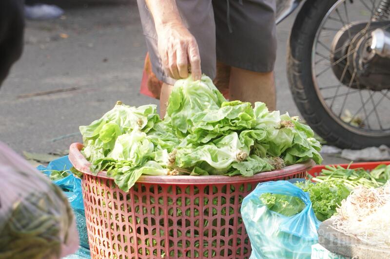 Hàng hóa tại các chợ dồi dào, giá đã trở lại tương đương ngày thường, một số mặt hàng vẫn còn tăng 5 - 10%