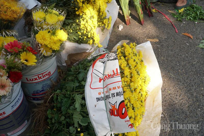 Hoa tươi các loại phục vụ nhu cầu thờ cúng đầu năm đa dạng.