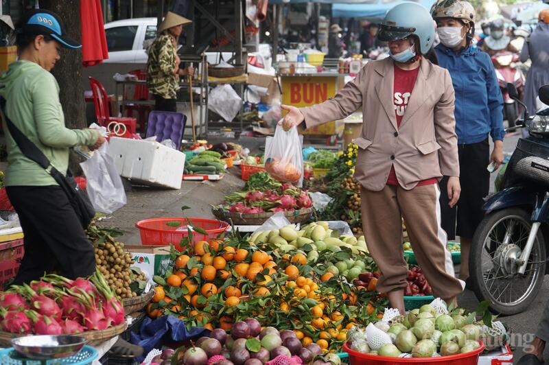 Giá các loại trái cây cụ thể: Vú sữa 50.000 - 60.000 đồng/kg tùy kích cỡ, mãng cầu (na) 100.000 - 110.000 đồng/kg, cam xanh 20.000 đồng/kg, thanh long vỏ đỏ ruột trắng 50.000 đồng/kg, thanh long vỏ vàng ruột trắng 60.000 đồng/kg, cam Úc 60.000 đồng/kg, quýt 50.000 đồng/kg, ổi (ổi rám Nghệ An) 30.000 đồng/kg....