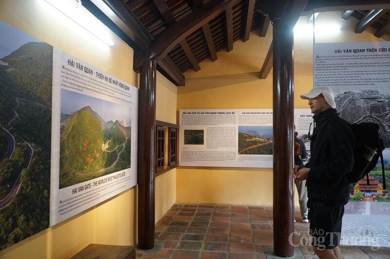 Du khách quốc tế tìm hiểu thông tin về Hải Vân Quan, Thiên hạ đệ nhất hùng quan.