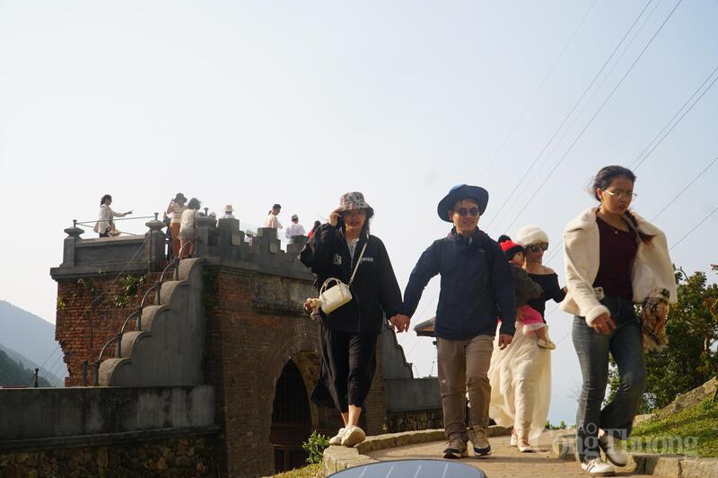 Chị Lê Thị Bích Liên (phường Hải Châu, TP. Đà Nẵng) cho biết, chị và gia đình đã có chuyến du xuân từ Đà Nẵng ra Huế và Quảng Trị. "Hải Vân Quan là điểm dừng chân cuối trong hành trình Tết của gia đình mình. Tại đây có thể ngắm toàn cảnh vịnh Đà Nẵng, vịnh Lăng Cô (Huế), hay các cung đường đèo tuyệt đẹp. Mình cũng biết thêm được vị trí rất quan trọng của nơi đây trong lịch sử", chị Liên chia sẻ.