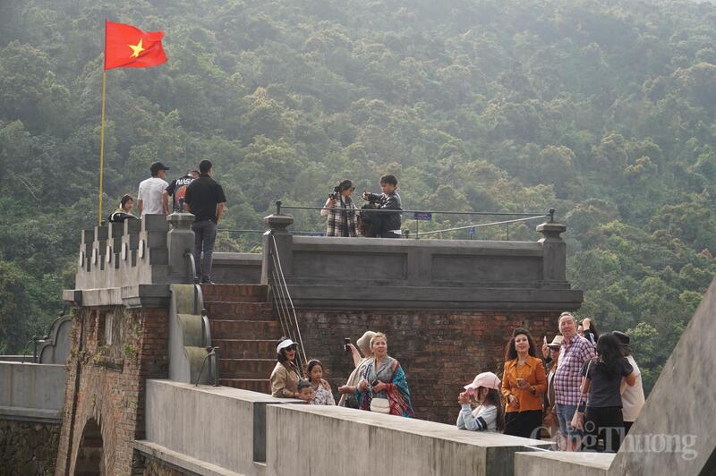 Bên cạnh các du khách trong nước, Hải Vân Quan cũng được rất nhiều du khách quốc tế chọn là điểm đến trong hành trình tham quan, du lịch tại Việt Nam.