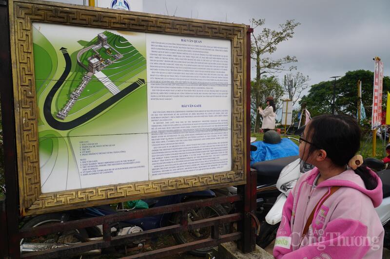 Tại khu di tích, các thông tin chỉ dẫn, giới thiệu về điểm đến đều được trình bày song ngữ: Tiếng Việt và tiếng Anh, đồng thời có người hướng dẫn để hỗ trợ du khách khi cần.