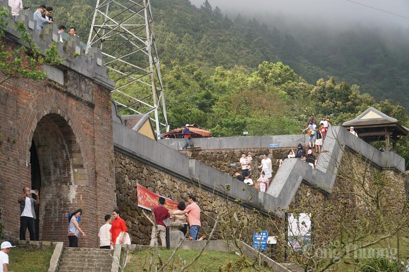 Di tích quốc gia Hải Vân Quan được xây dựng năm 1826, khi đó là một đồn lũy quân sự trấn thủ tại đỉnh đèo Hải Vân ngay ranh giới giữa TP. Huế và TP. Đà Nẵng. Với vị trí trọng yếu, nơi đây được mệnh danh là "Thiên hạ đệ nhất hùng quan".