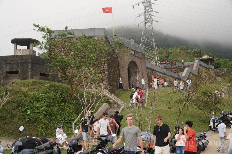 Trong dịp Tết Nguyên đán Bính Ngọ 2026, nhiều du khách và người dân đã chọn Hải Vân Quan là điểm dừng chân du xuân trong những ngày đầu năm mới.