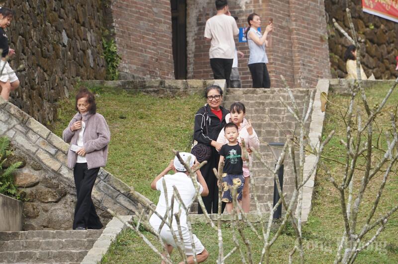 Các gia đình tranh thủ lưu lại những hình ảnh đẹp đầu xuân Bính Ngọ tại Hải Vân Quan.