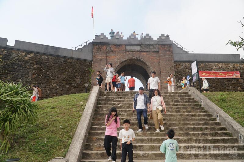 Cổng vào di tích Hải Vân Quan.