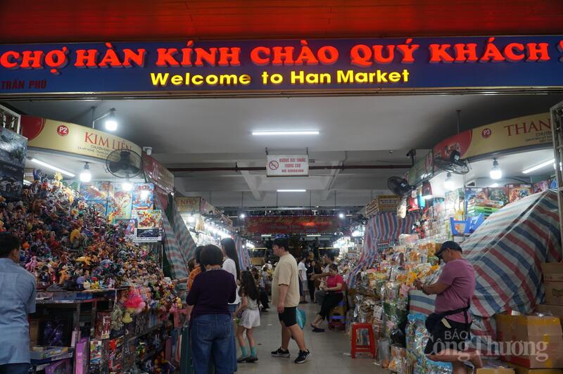 Là chợ du lịch Đà Nẵng, nhiều tiểu thương chợ Hàn mở cửa xuyên Tết để phục vụ du khách.